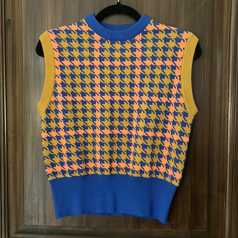High-Density-Stretch Argyle Plaid Sleeveless Sweater Vest. Size Small
